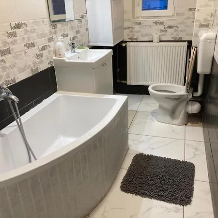 Apartament Center Superb Inside 3 Bedroom+living